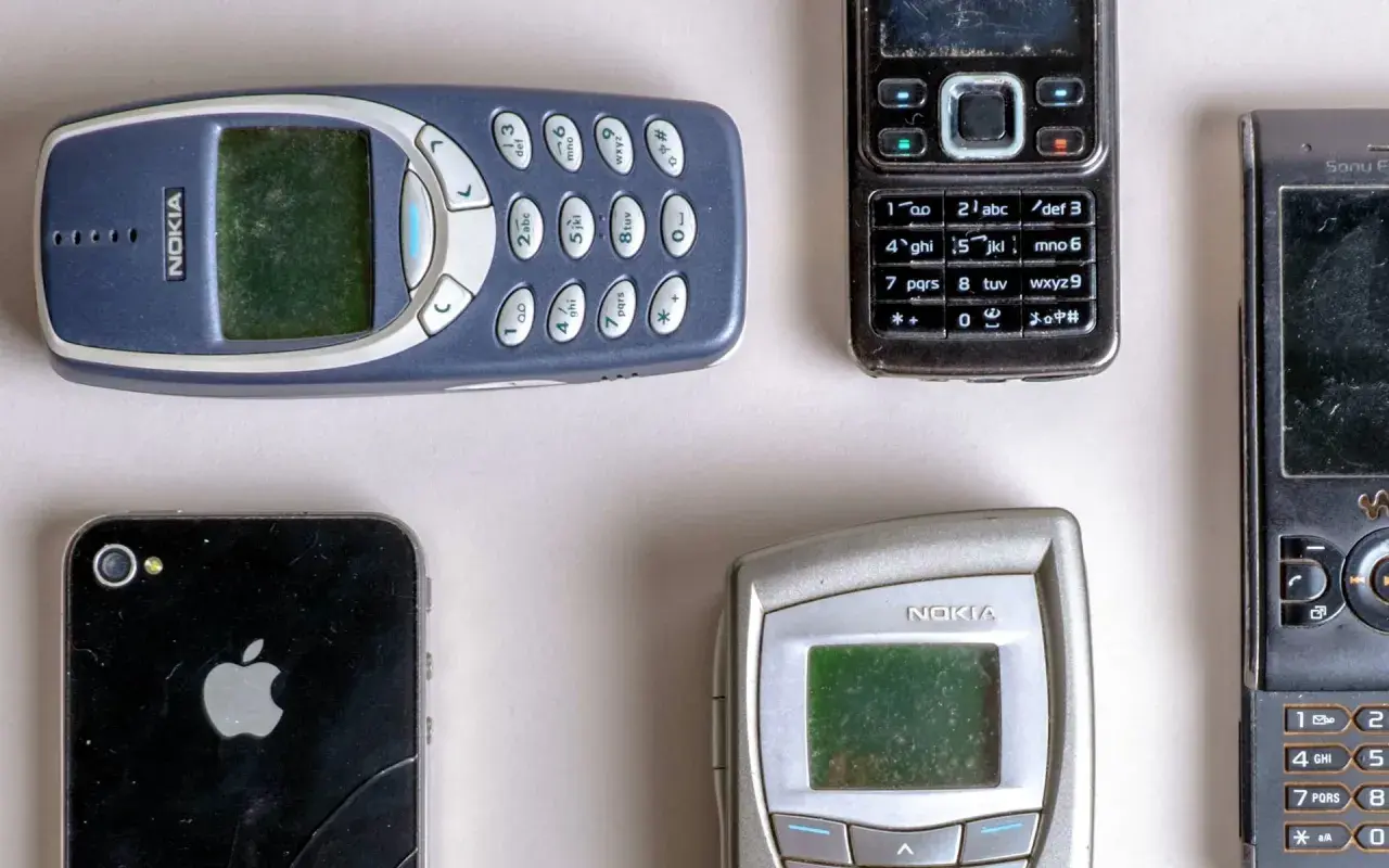 Ewolucja telefonów: od klasycznej Nokii, przez pierwszy telefon dotykowy, po smartfony.