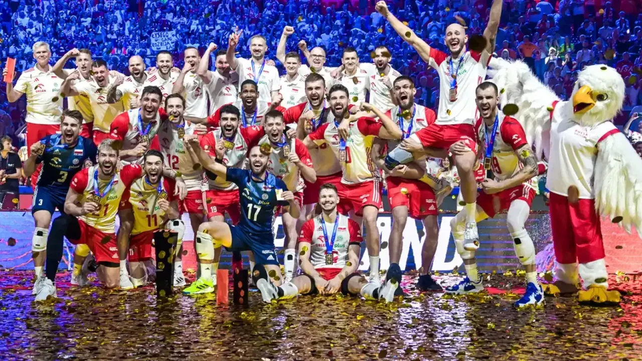 Radosna drużyna siatkarzy świętuje, kiedy Polska była mistrzem świata w siatkówce. Konfetti i maskotka orła dopełniają scenę triumfu.