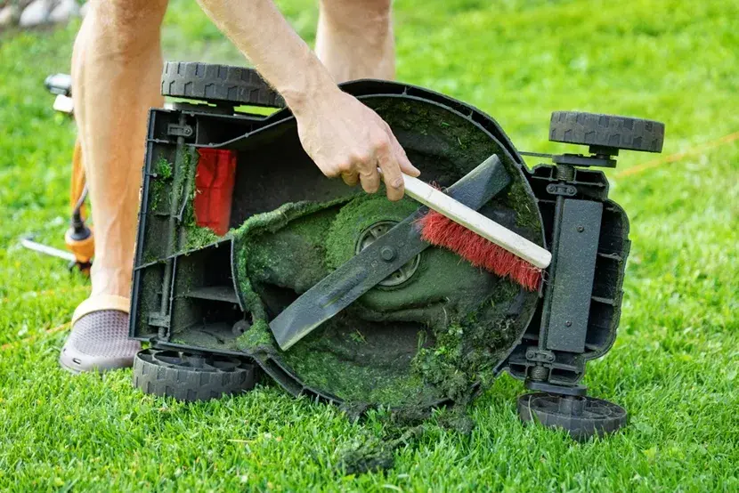 Jak czyścić kosiarkę spalinową, aby uniknąć kosztownych napraw
