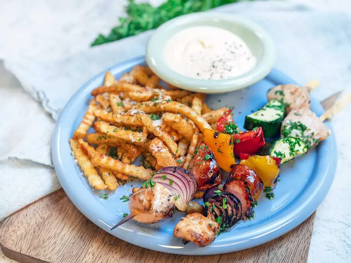 Läckra grillspett med kyckling, grönsaker och pommes frites. Ett perfekt grillspett recept för sommaren!