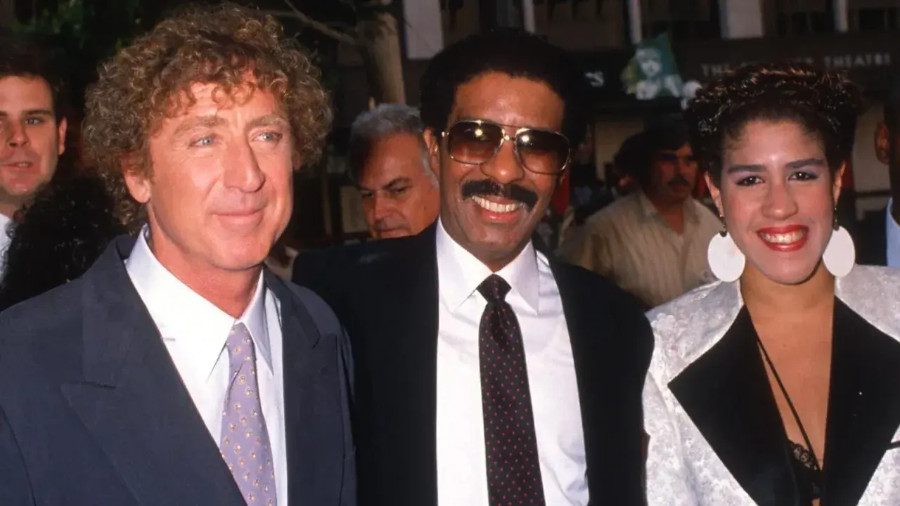 Gene Wilder, Richard Pryor och en kvinna ler mot kameran.