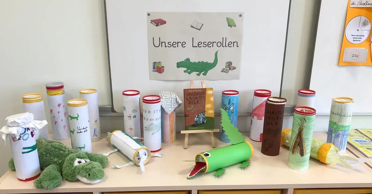 Kreative Leserollen für die Grundschule, gestaltet als Krokodile und mit Buchmotiven.