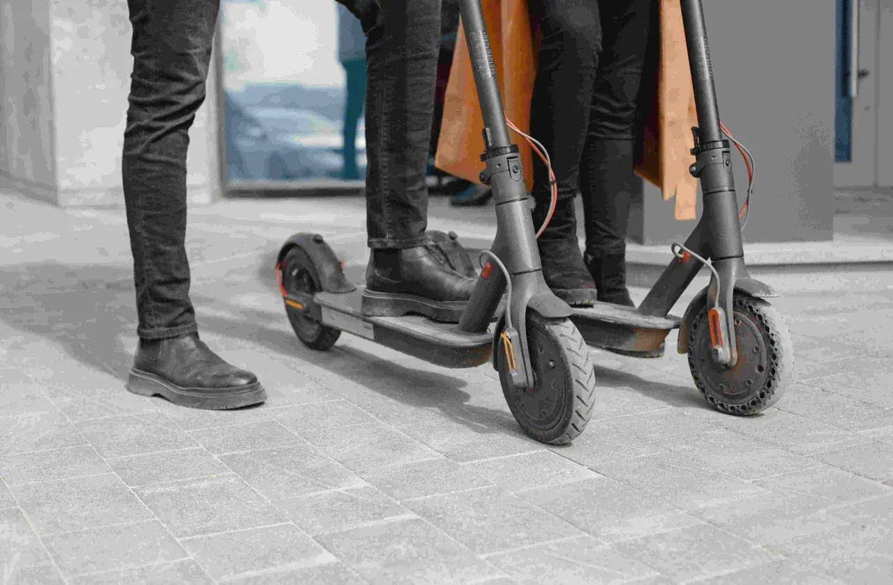 Czy hulajnoga elektryczna to motorower? Poznaj przepisy i uprawnienia