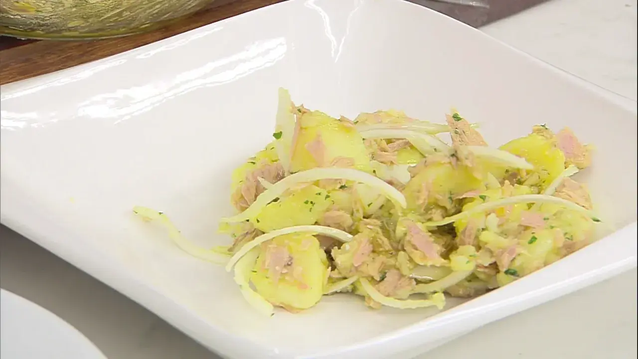 Papas aliñas con atún y cebolla, un plato fresco y delicioso.