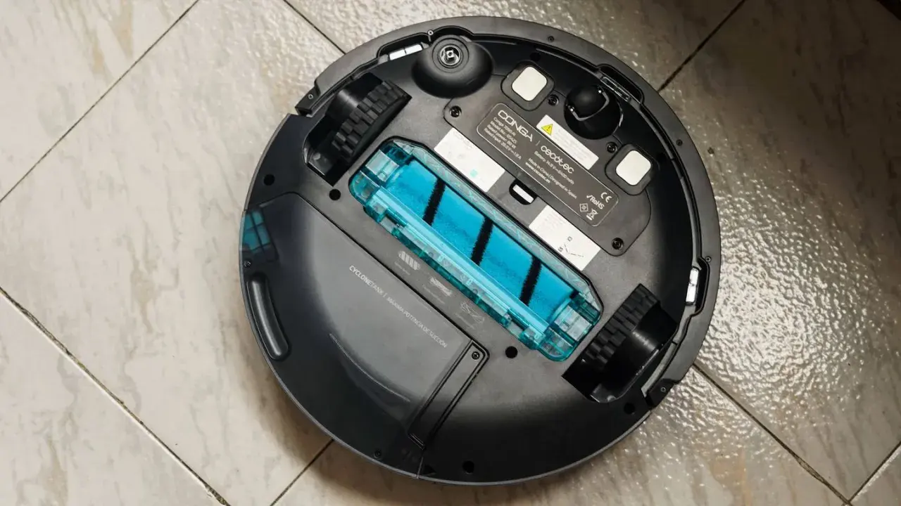 Vista inferior del robot aspirador Conga 7090 AI, mostrando su cepillo central azul y detalles de su tecnología.
