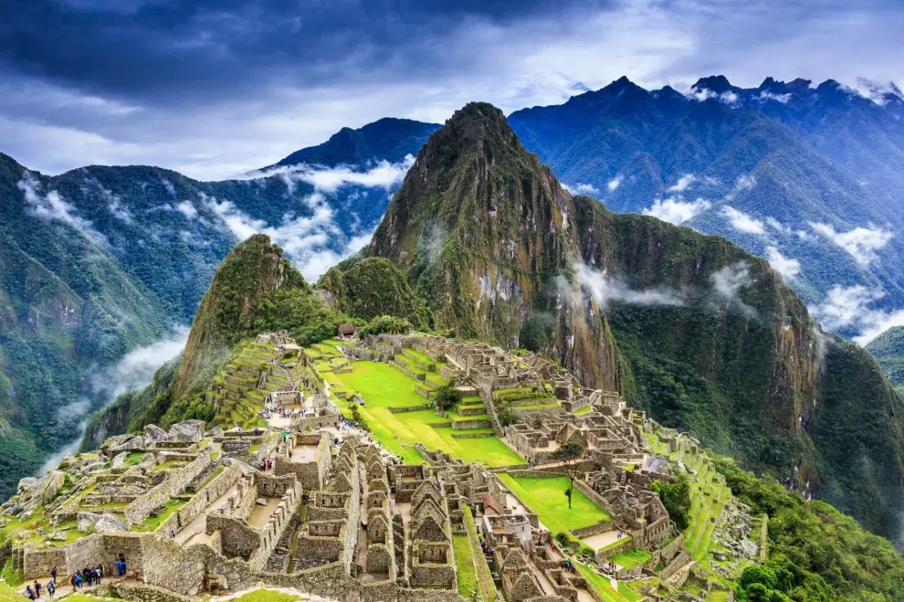 Machu Picchu, zapomniane miasto Inków, wznosi się wśród mgieł i gór.