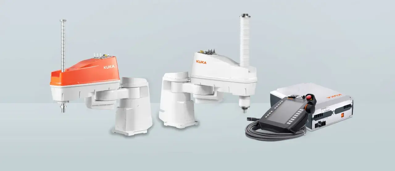 Dwa roboty KUKA SCARA, jeden pomarańczowy, drugi biały, obok panelu sterowania i jednostki sterującej.