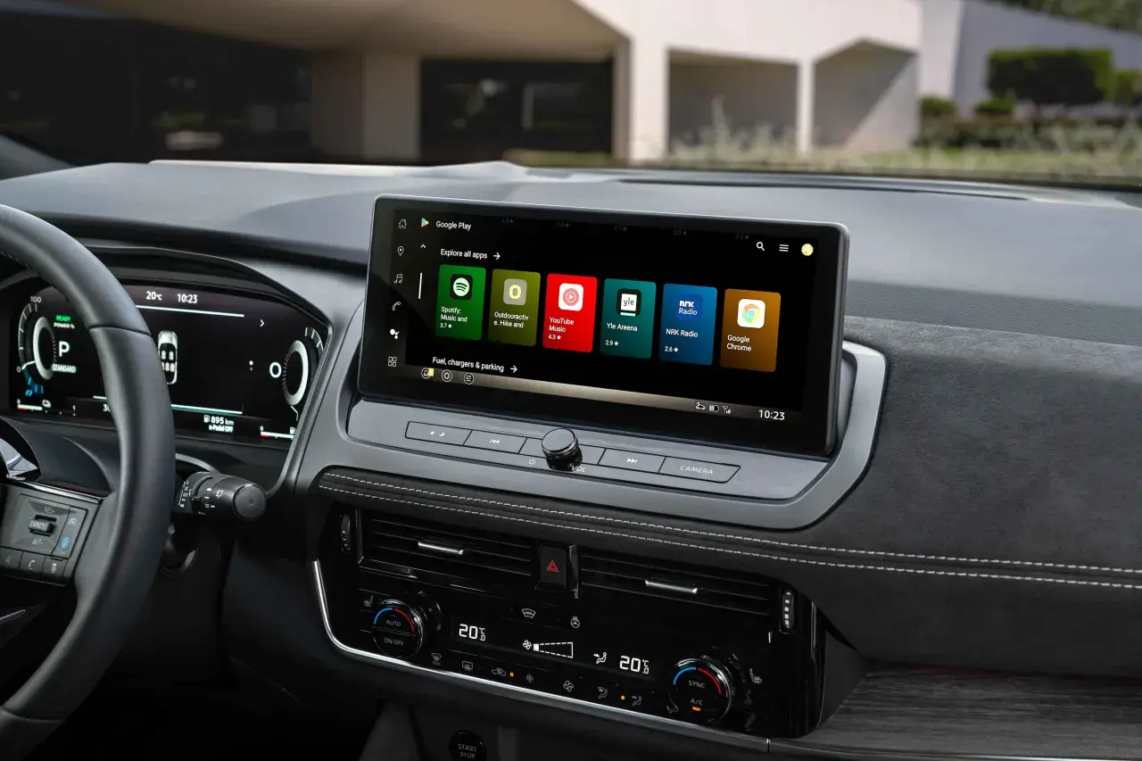 Interiörbild på en Nissan Qashqai hybrid med en stor pekskärm som visar Google Play. Upptäck det senaste nissan qashqai hybrid priset.