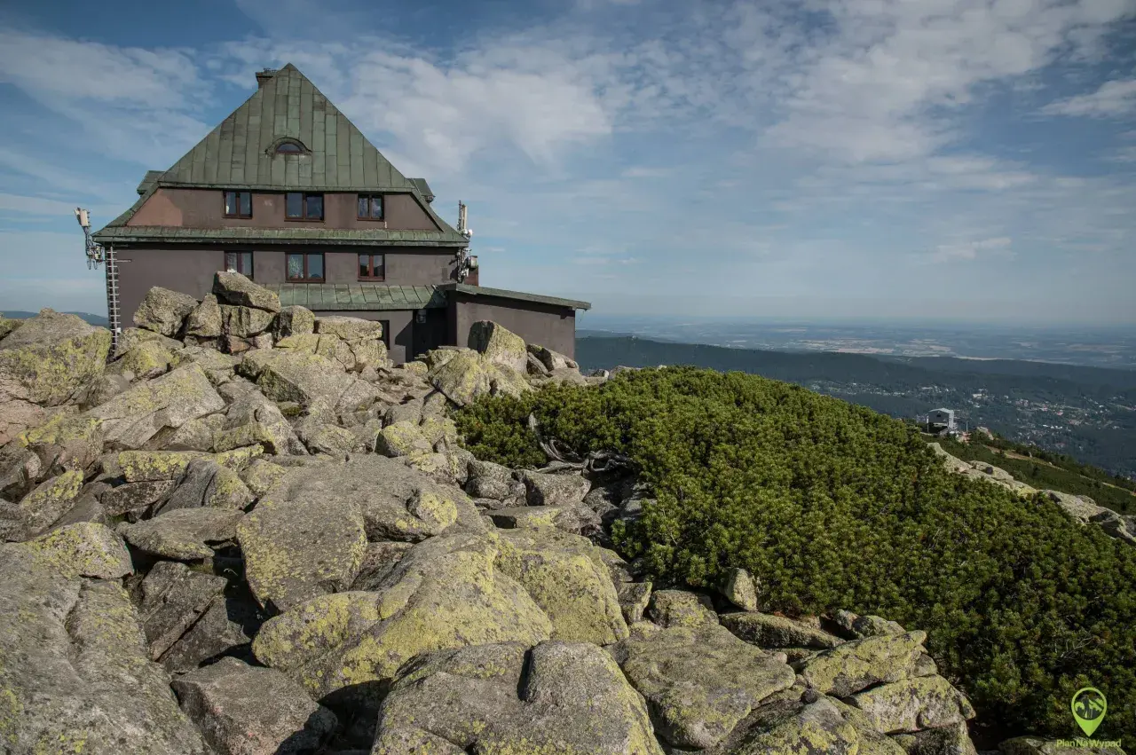 Kamienisty szlak na Szrenicę prowadzi do schroniska. W oddali widać panoramę Karkonoszy.