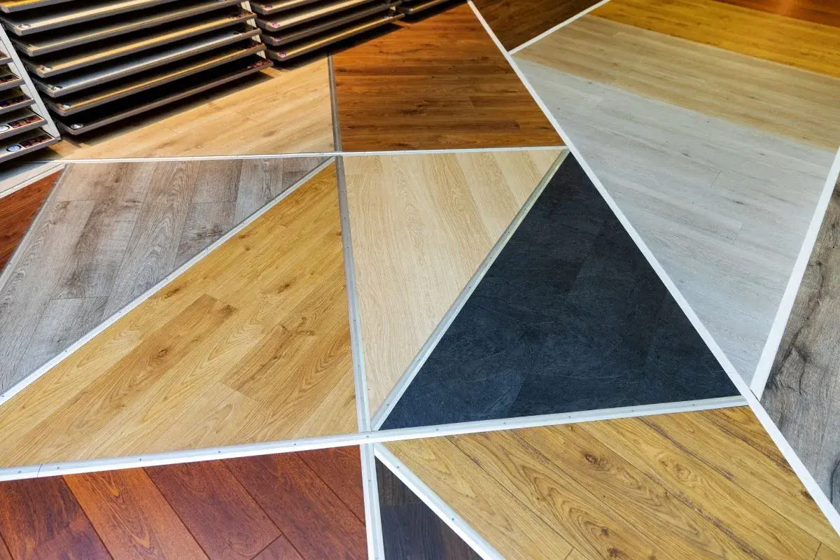 Campione di pavimenti in laminato e vinile, utile per valutare il costo rifacimento massetto e pavimento.