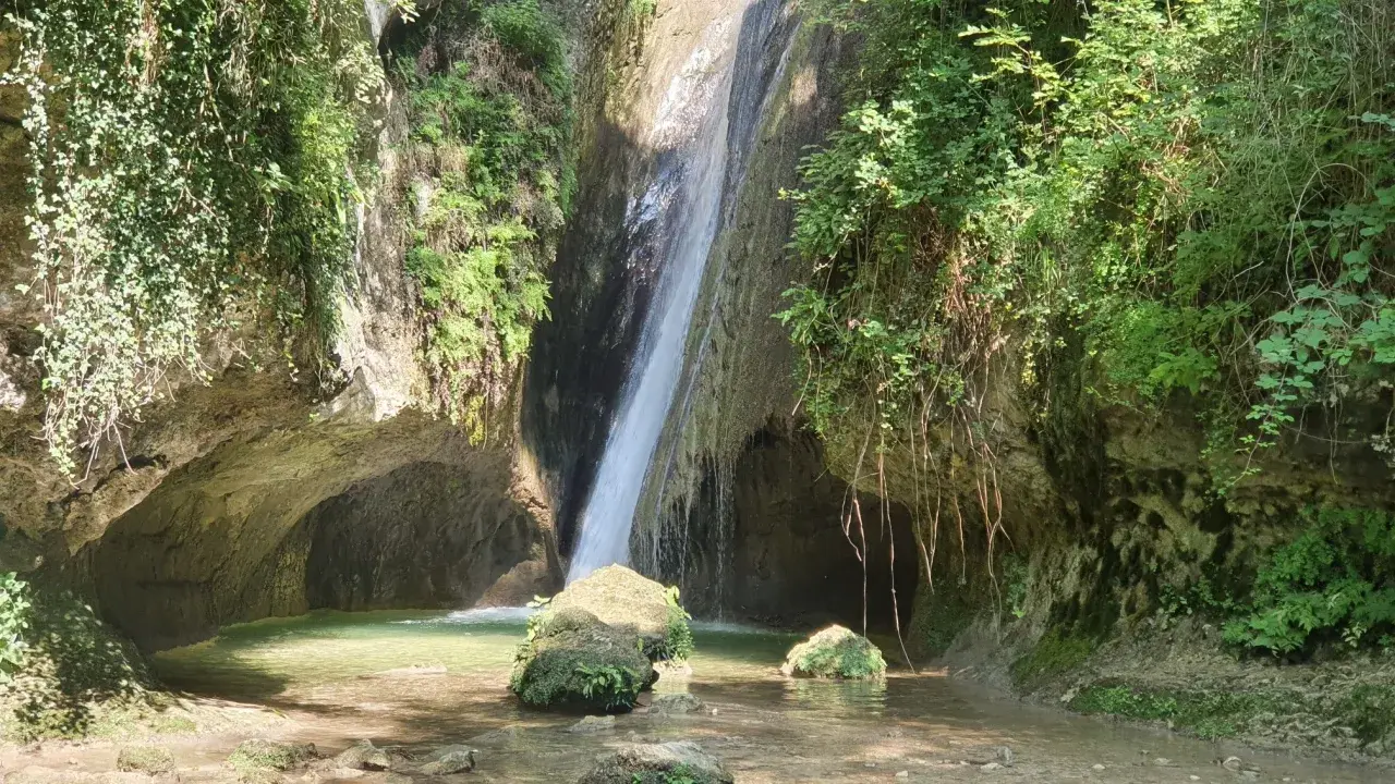 Cascata nascosta, ideale per le tue passeggiate Verona e dintorni. Acqua cristallina e vegetazione lussureggiante creano un'oasi di pace.