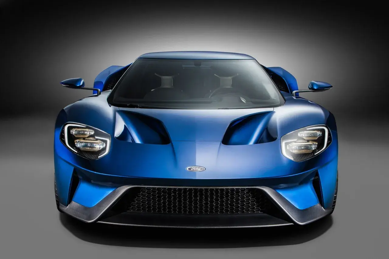 Niebieski Ford GT z bliska, z charakterystycznymi światłami LED i agresywnym grillem.