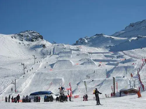 Przeszkody snowpark: poznaj rodzaje i funkcje, które musisz znać