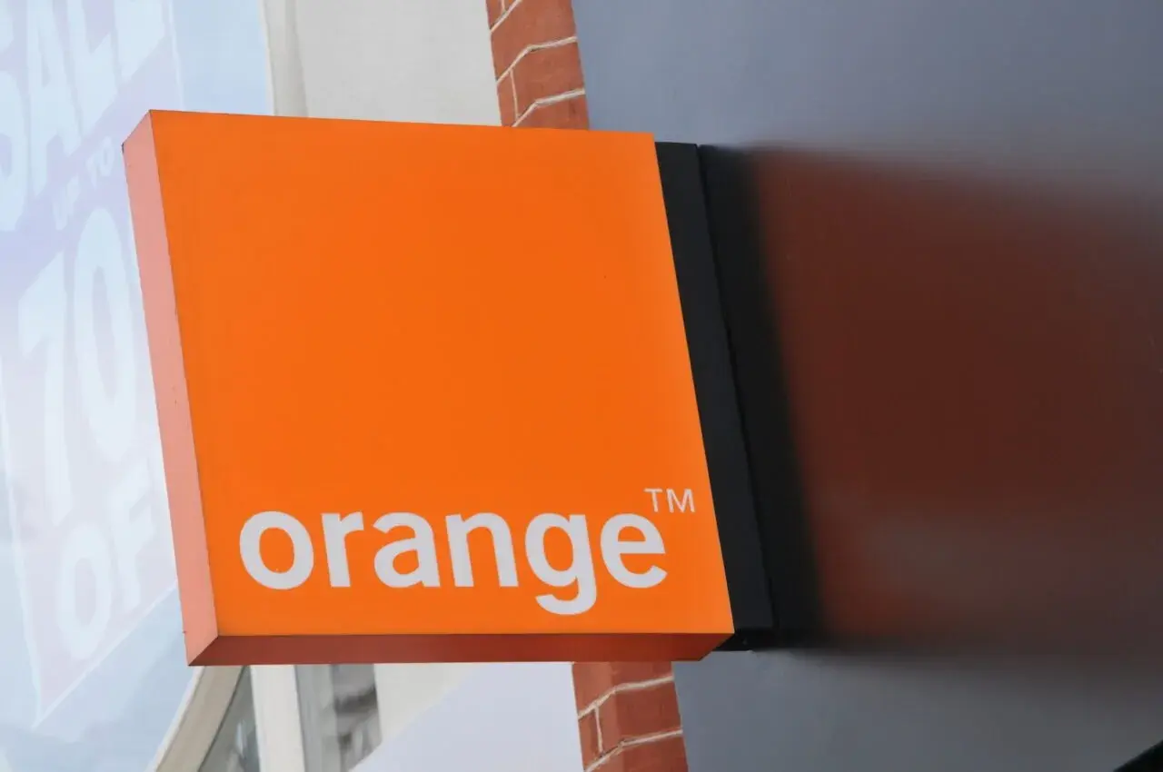 Pomarańczowy szyld Orange z logo. Chcesz wiedzieć, jak sprawdzić numer Orange?