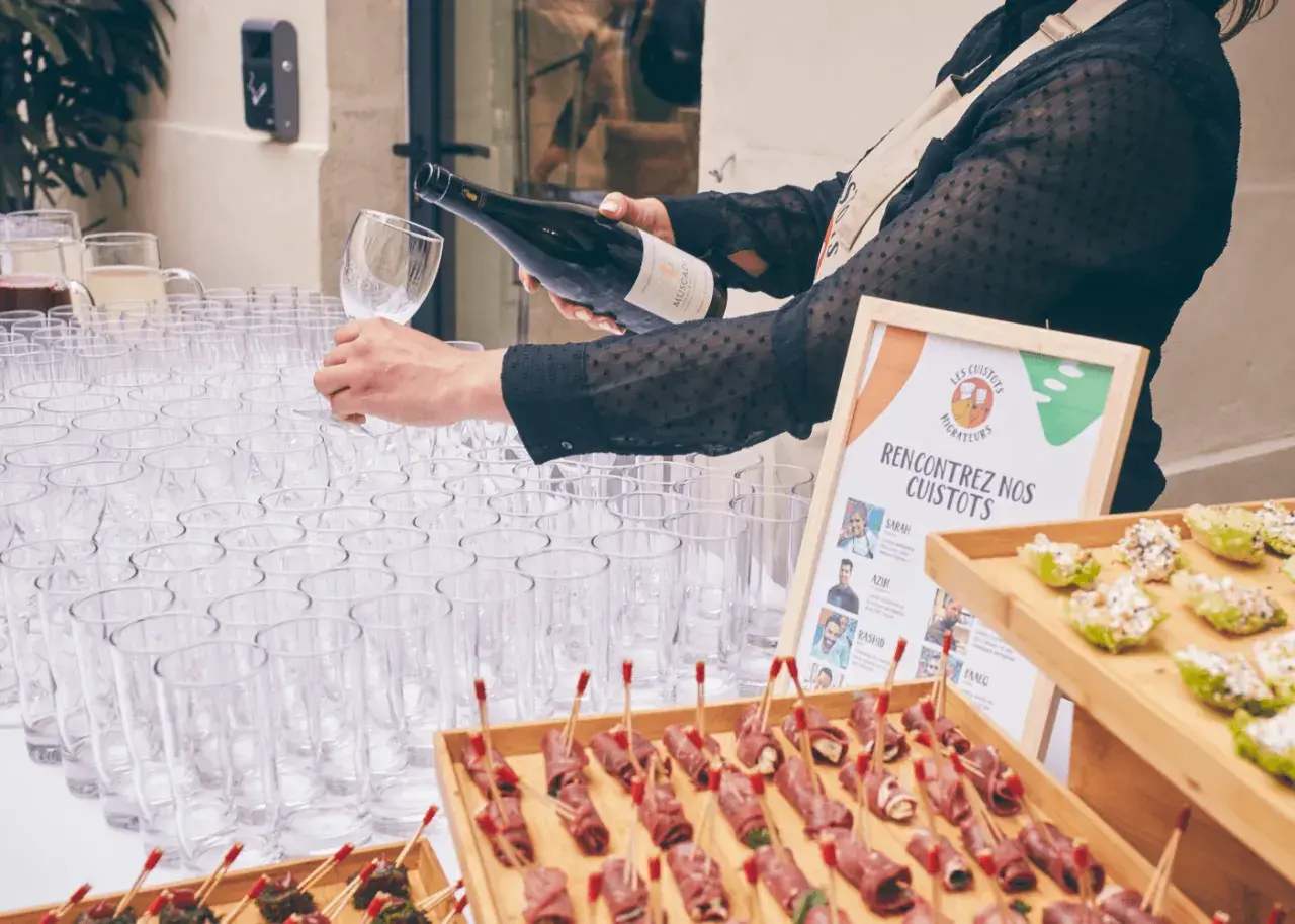 Service de vin pour un apéro dinatoire. Des verrines et des rouleaux de viande sont prêts à être dégustés.