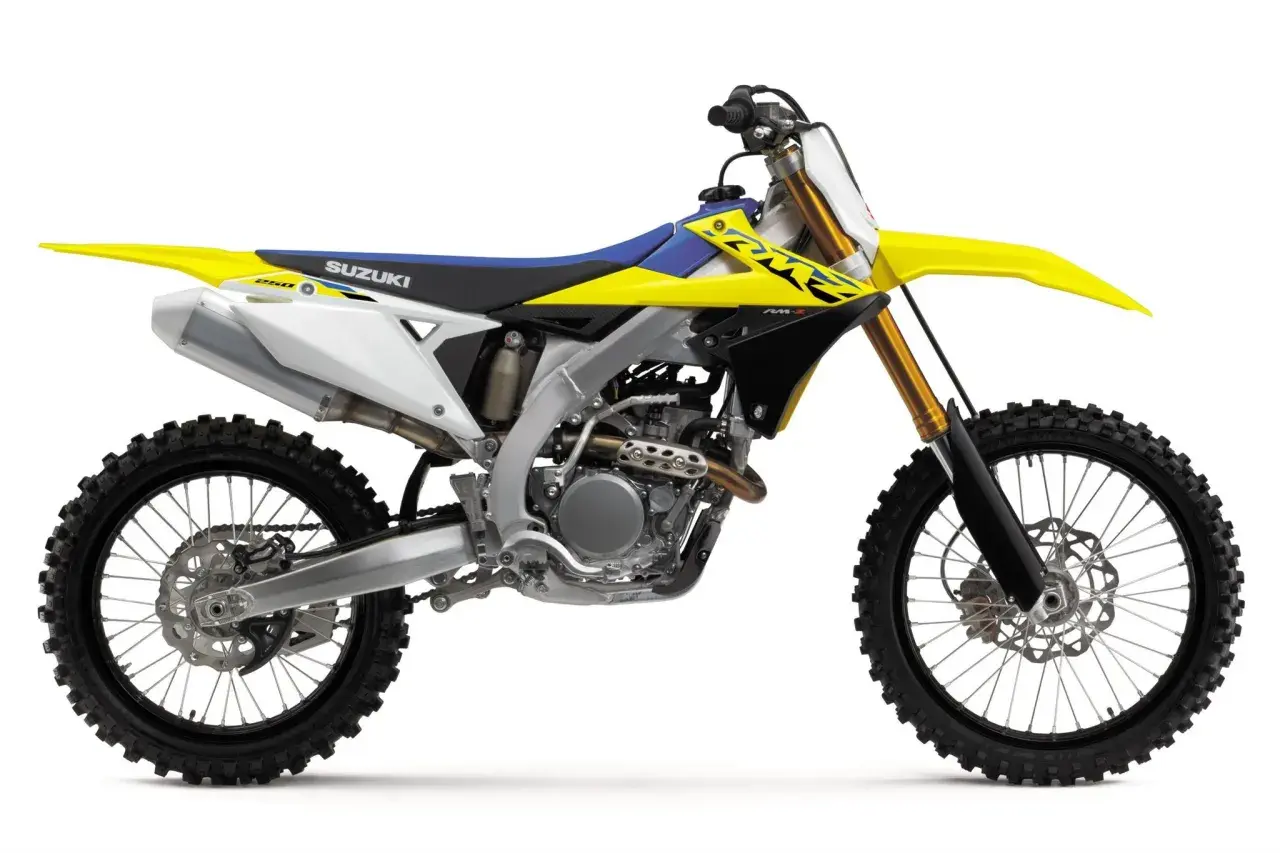 Suzuki RMZ 250 ile ile mocy, gotowy do wyścigów. Żółto-niebieski motocykl crossowy z białymi elementami.
