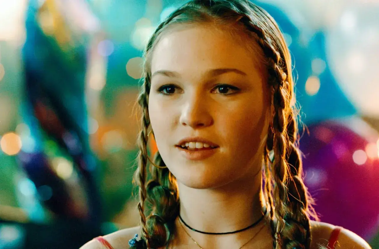 Julia Stiles w filmach, z warkoczami i w świetle reflektorów, wygląda jakby właśnie weszła na plan.