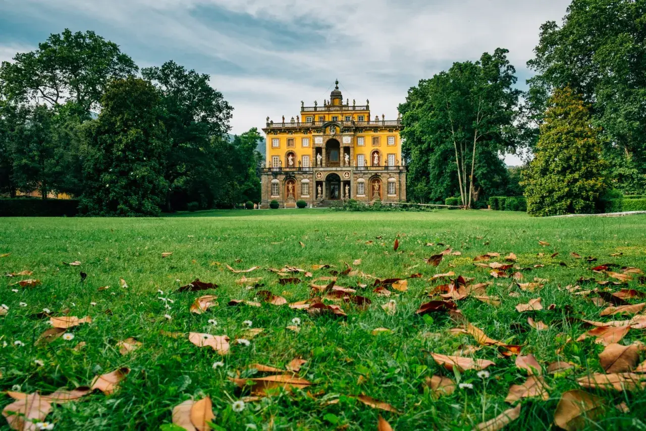 Villa Torrigiani, una splendida dimora storica, si trova a Capannori, immersa in un parco lussureggiante.