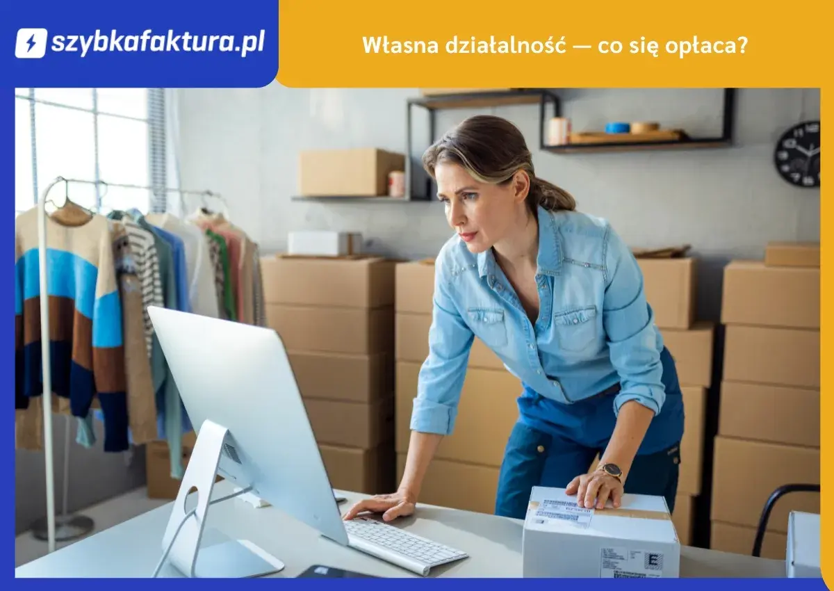 Kobieta pracuje przy komputerze w magazynie pełnym paczek. Rozpoczyna własną działalność – co się opłaca?