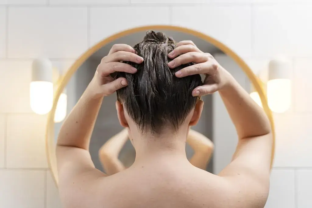 Peeling do skóry głowy na sucho czy mokro - co wybrać dla siebie?