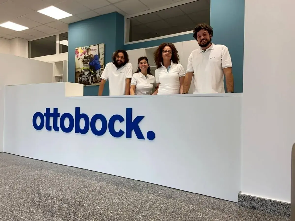 Team Ottobock, leader nelle soluzioni ortopediche, accoglie i clienti con un sorriso.