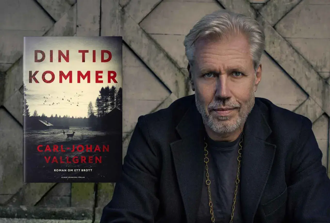 Carl-Johan Vallgren, författaren bakom "Din tid kommer", med en bok som skildrar en mörk berättelse.