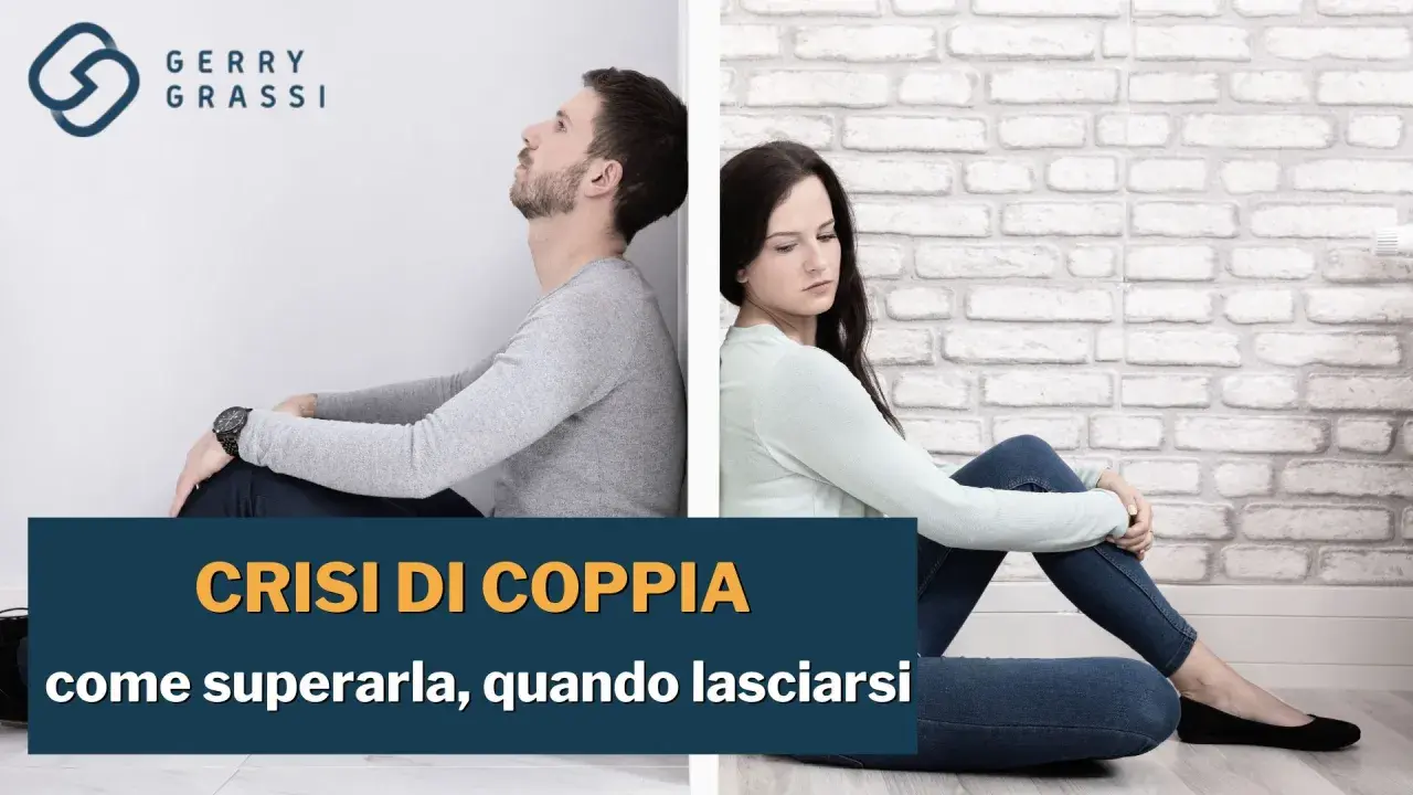Coppia seduta schiena contro schiena, simbolo di una crisi di coppia. Testo: "Crisi di coppia: come superarla, quando lasciarsi".