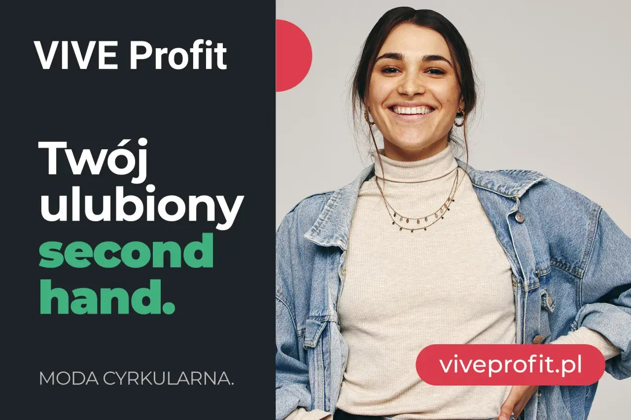 Uśmiechnięta młoda kobieta w dżinsowej kurtce i golfie. VIVE Profit - Twój ulubiony second hand, gdzie znajdziesz marki premium. Moda cyrkularna.