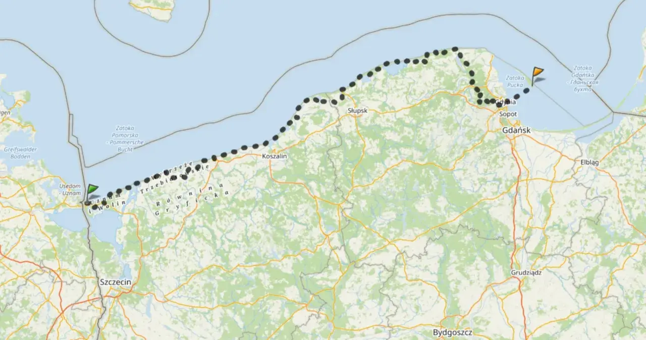 Mapa pokazuje przebieg szlaków długodystansowych w Polsce wzdłuż wybrzeża Bałtyku, od Świnoujścia po Zatokę Gdańską.