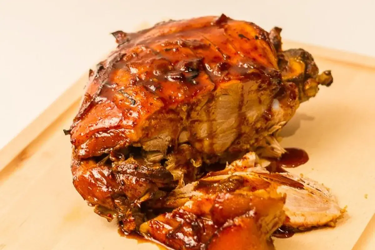 Jambon de Noël traditionnel, laqué et doré, prêt à être dégusté. Une recette savoureuse pour les fêtes.