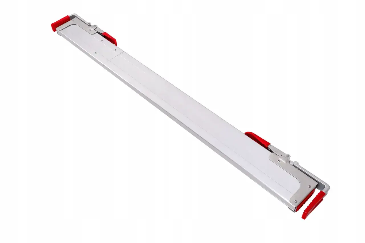Aluminiowa belka spinająca z czerwonymi uchwytami, na białym tle.