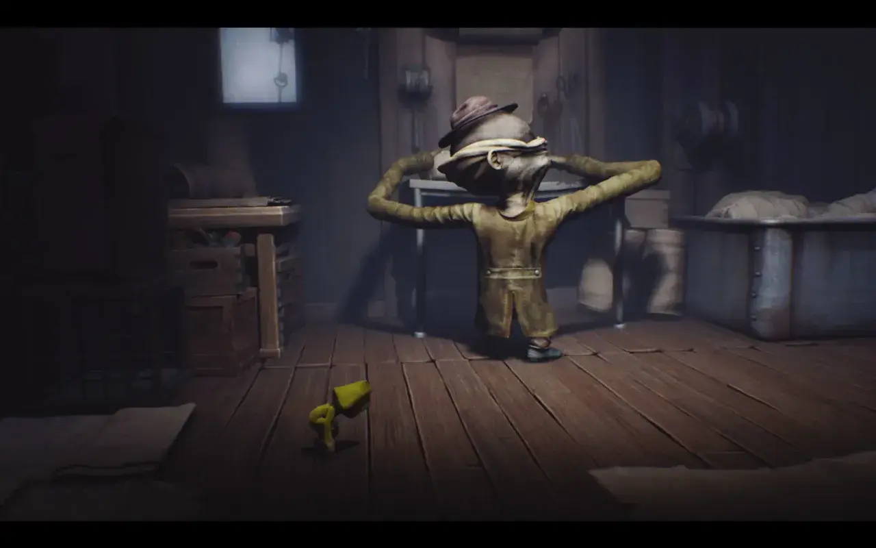 Mała dziewczynka w żółtym płaszczu ukrywa się przed potworem w mrocznym pokoju. Scena z gry survival horror.