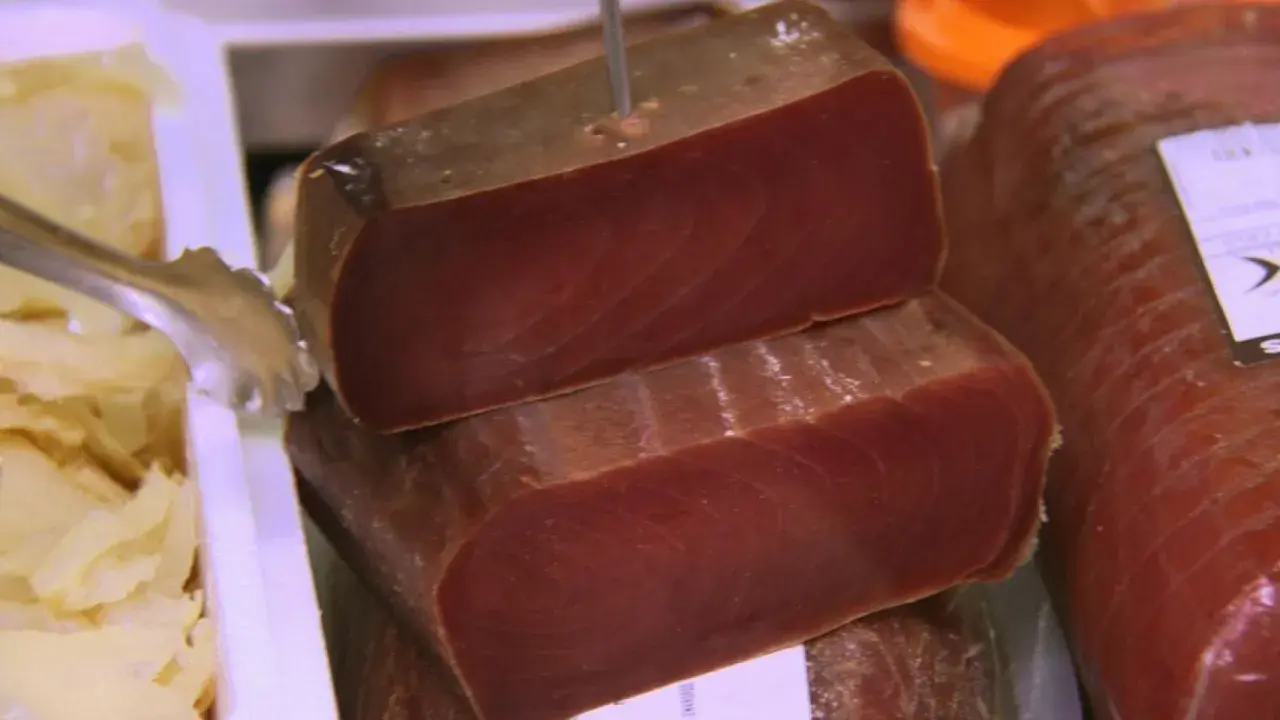 Bloques de atún de arena curado, con su carne rojiza y veteada, listos para ser degustados.