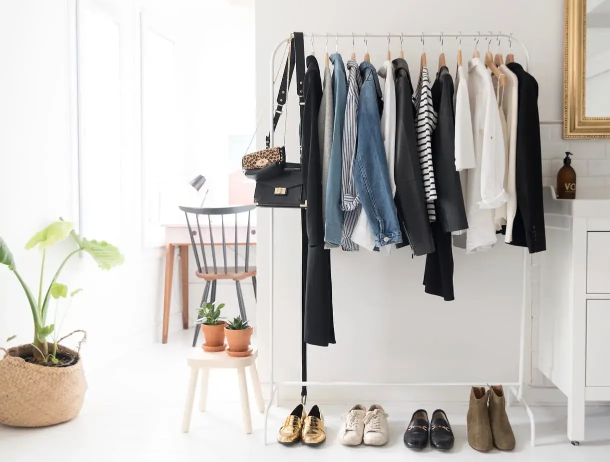 Pour refaire sa garde-robe, par quoi commencer ? Un portant rempli de vêtements chics, sacs et chaussures, prêt à inspirer.