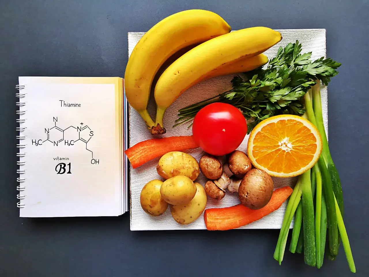 Banane, arance, patate e carote: una selezione di frutta e verdura ricca di vitamina B1, essenziale per il nostro benessere.