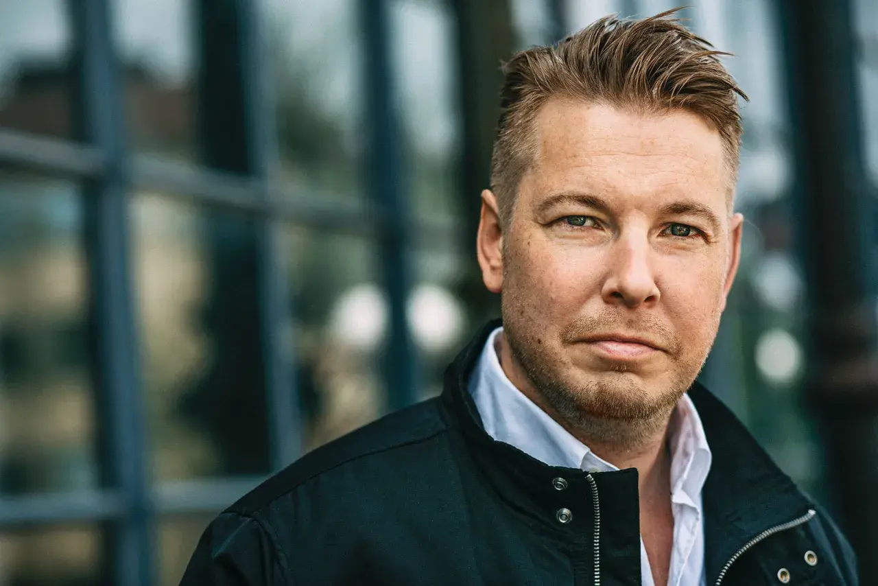 Fredrik Backman, författaren bakom succéromaner, poserar för en bild som skulle kunna pryda hans fredrik backman blogg.