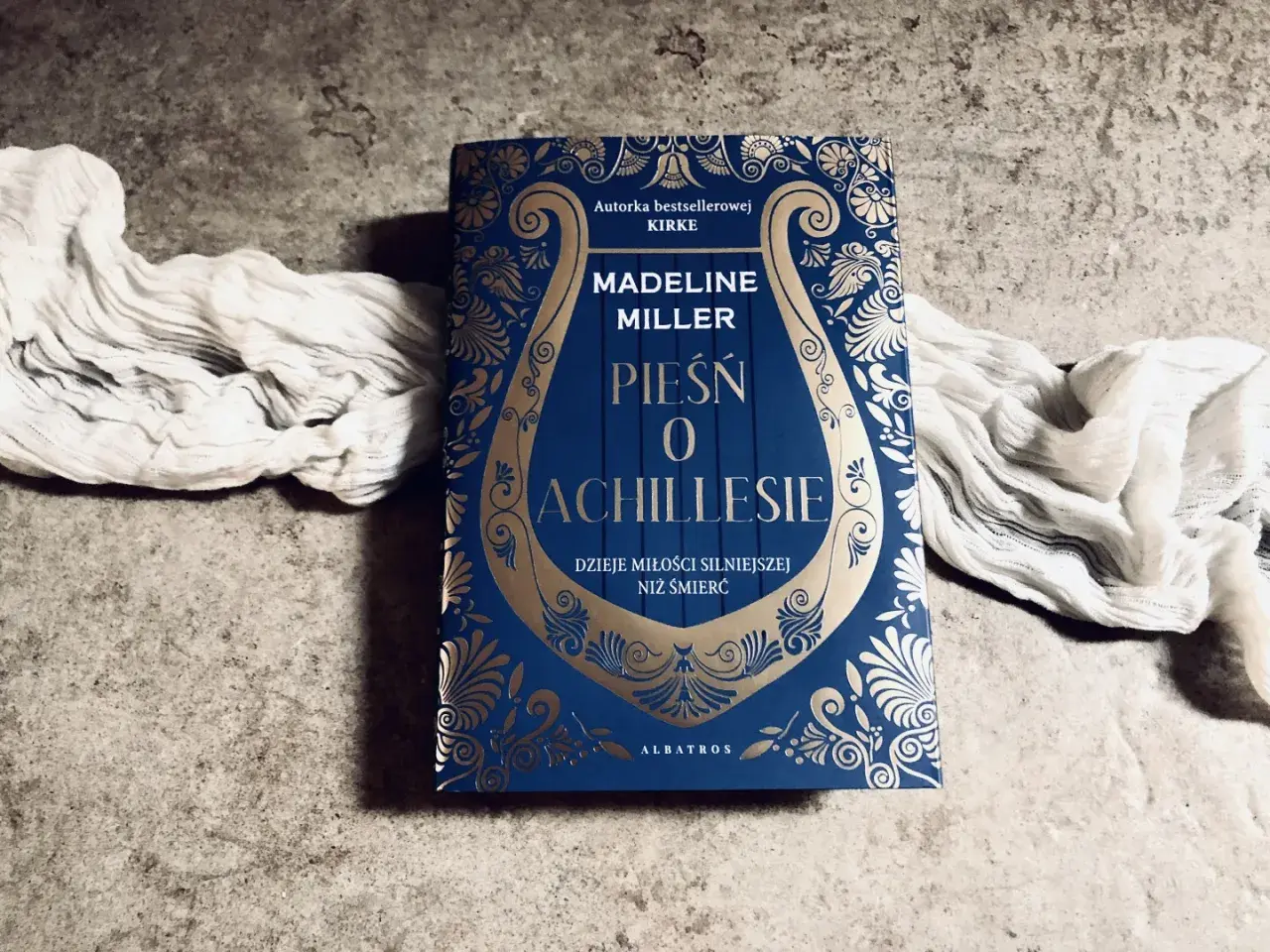 Piękna okładka "Pieśni o Achillesie" Madeline Miller, jednej z tych książek, które wciągają bez reszty.