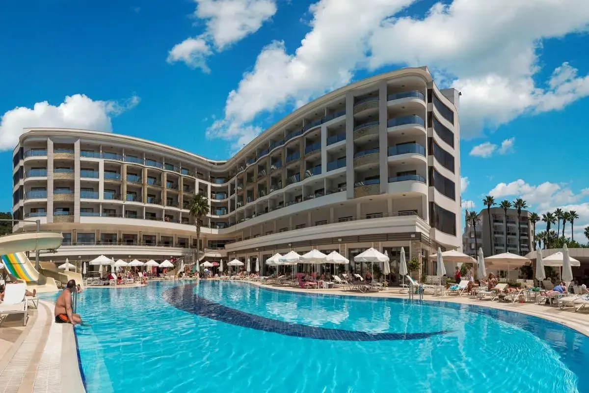 Basen i hotel z tarasami, idealne miejsce na wakacje. Sprawdź opinie o Golden Rock Beach Hotel!