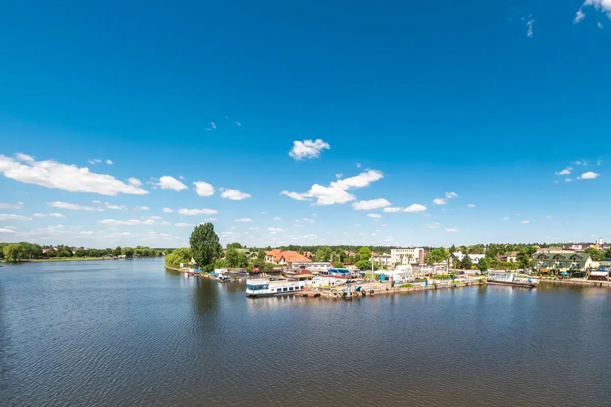Port w Augustowie z widokiem na jezioro i zabudowania. Idealne miejsce na odkrywanie augustowskich atrakcji.