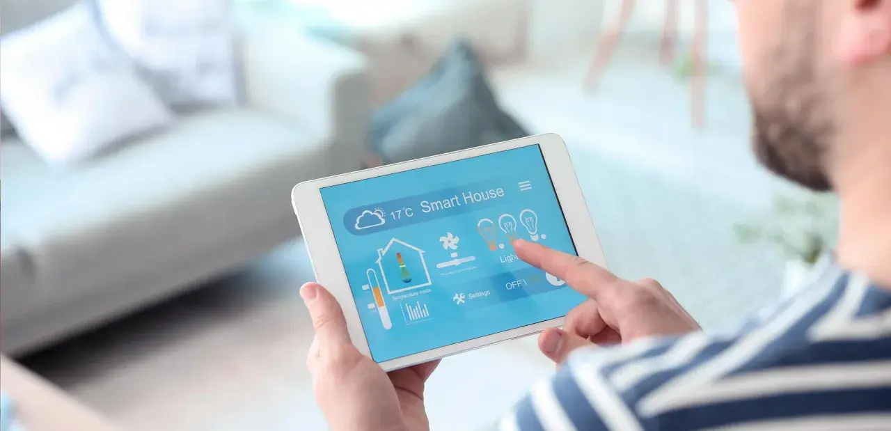 Controlando la temperatura y luces de tu hogar con una tablet. Descubre el precio de la domótica en casa y vive más cómodo.