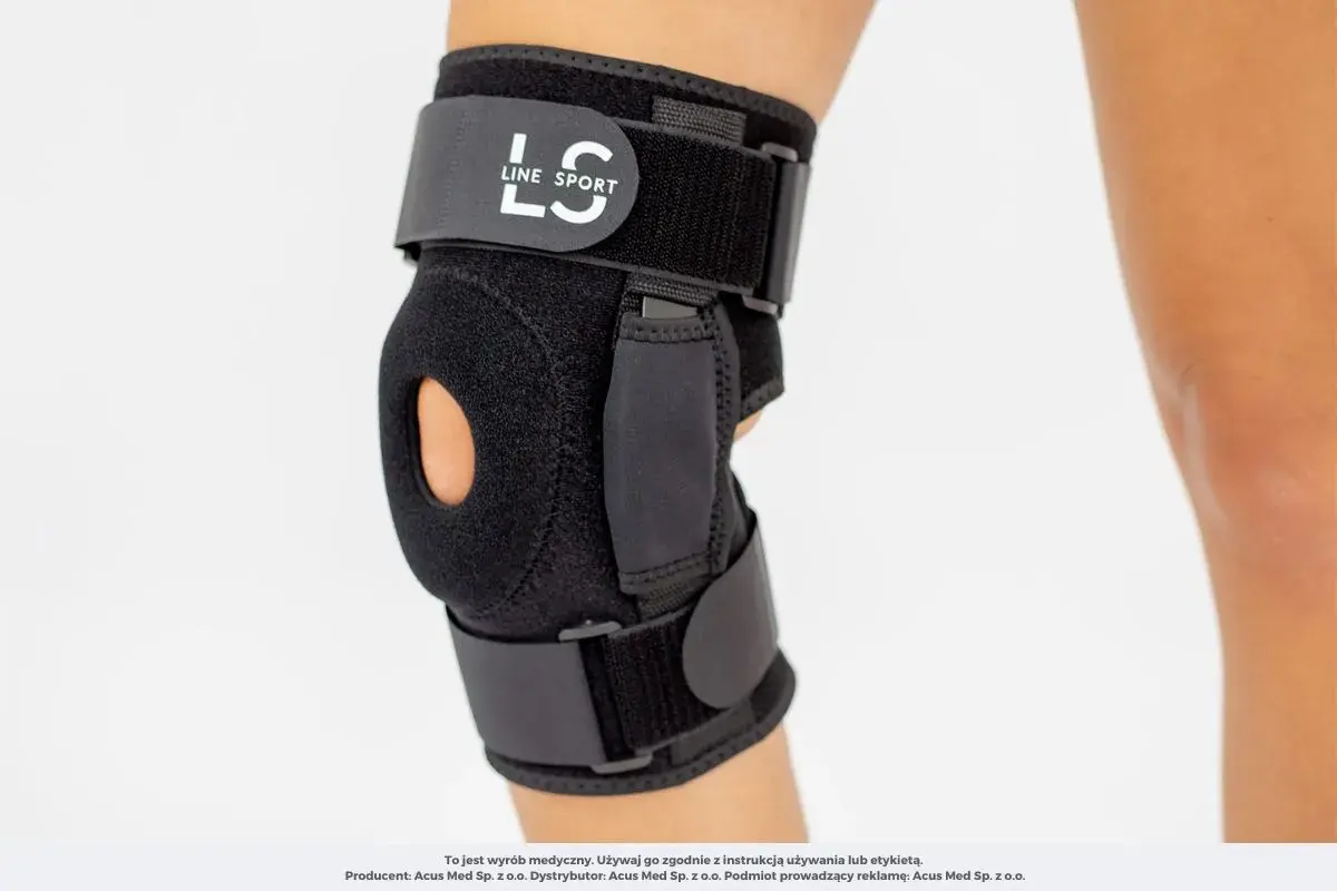 Czarny stabilizator kolana z logo "LS LINE SPORT" zapewnia wsparcie i stabilizację.
