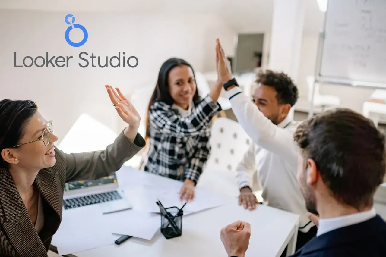 Équipe célébrant une réussite après une formation sur Looker Studio.