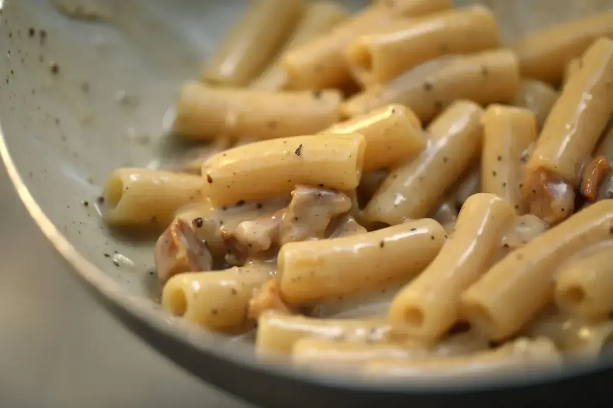Primo piatto di pasta alla gricia ricetta, con rigatoni cremosi e guanciale croccante.