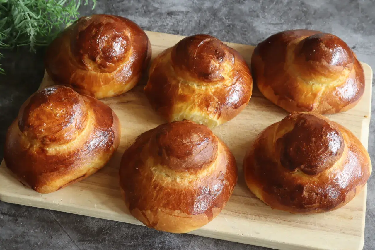 Six brioches italiennes dorées et moelleuses, prêtes à être dégustées.