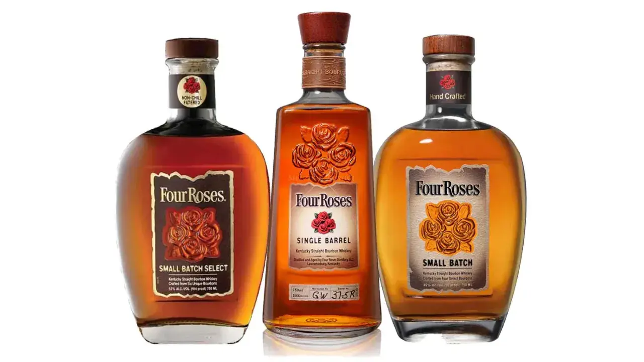 Trzy butelki Four Roses: Single Barrel, Small Batch i Small Batch Select. Różnica między Single Cask a Small Batch podkreśla unikalność każdej partii.