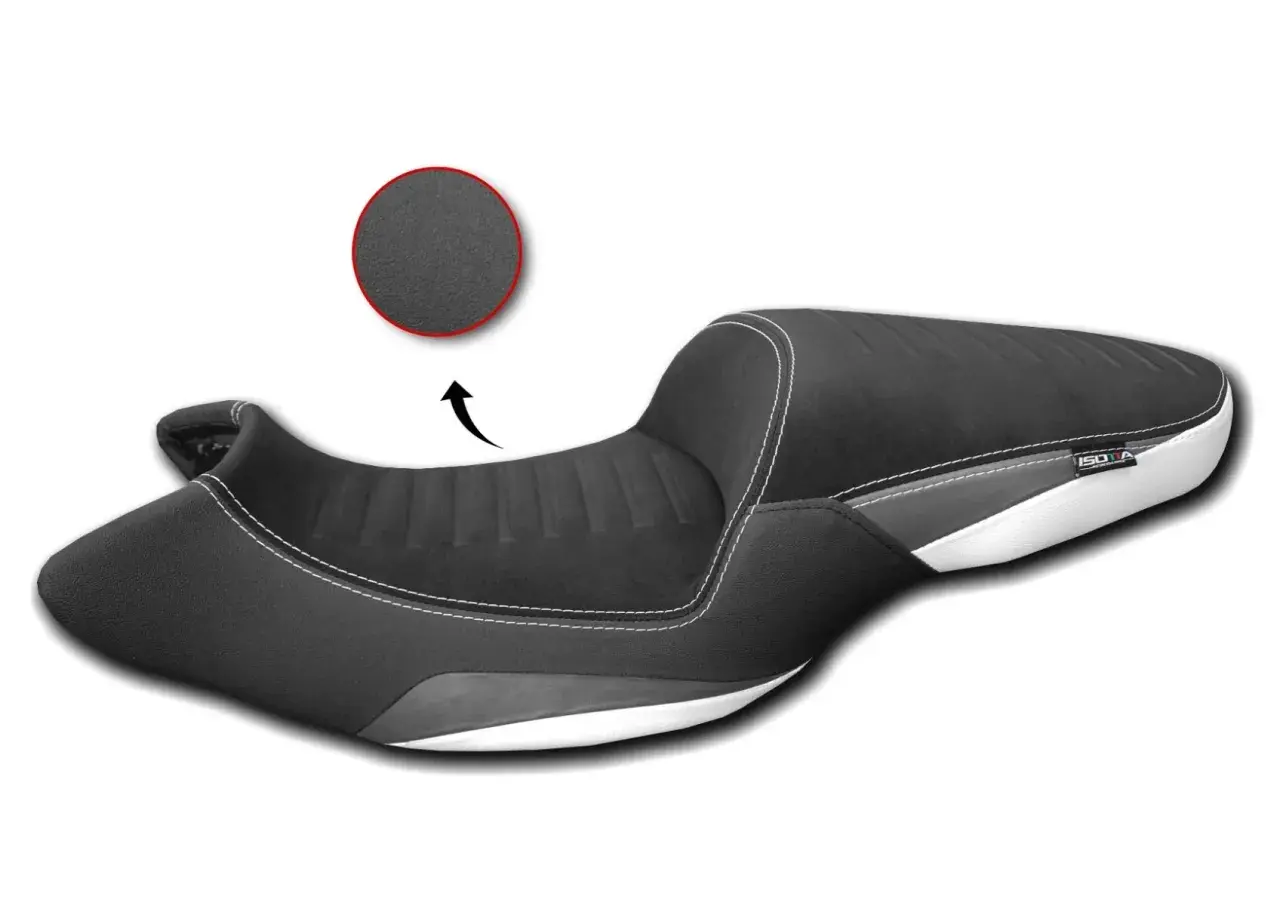 Selle personalizzate per moto, con finitura antiscivolo e cuciture a contrasto. Dettaglio ingrandito del materiale.