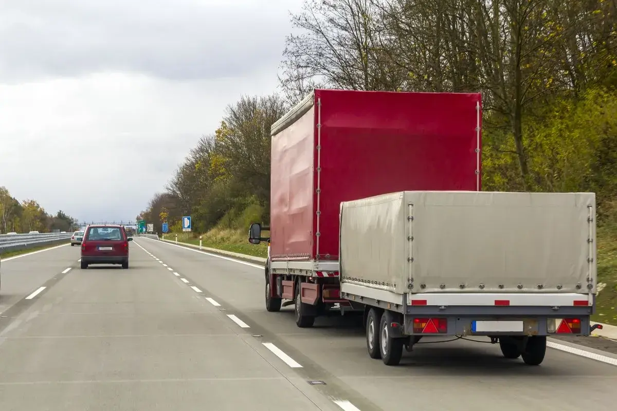 Ciężarówka z przyczepą na autostradzie. Zastanawiasz się, ile można jechać z przyczepą na autostradzie? Zobacz, jak wygląda taki zestaw w ruchu.