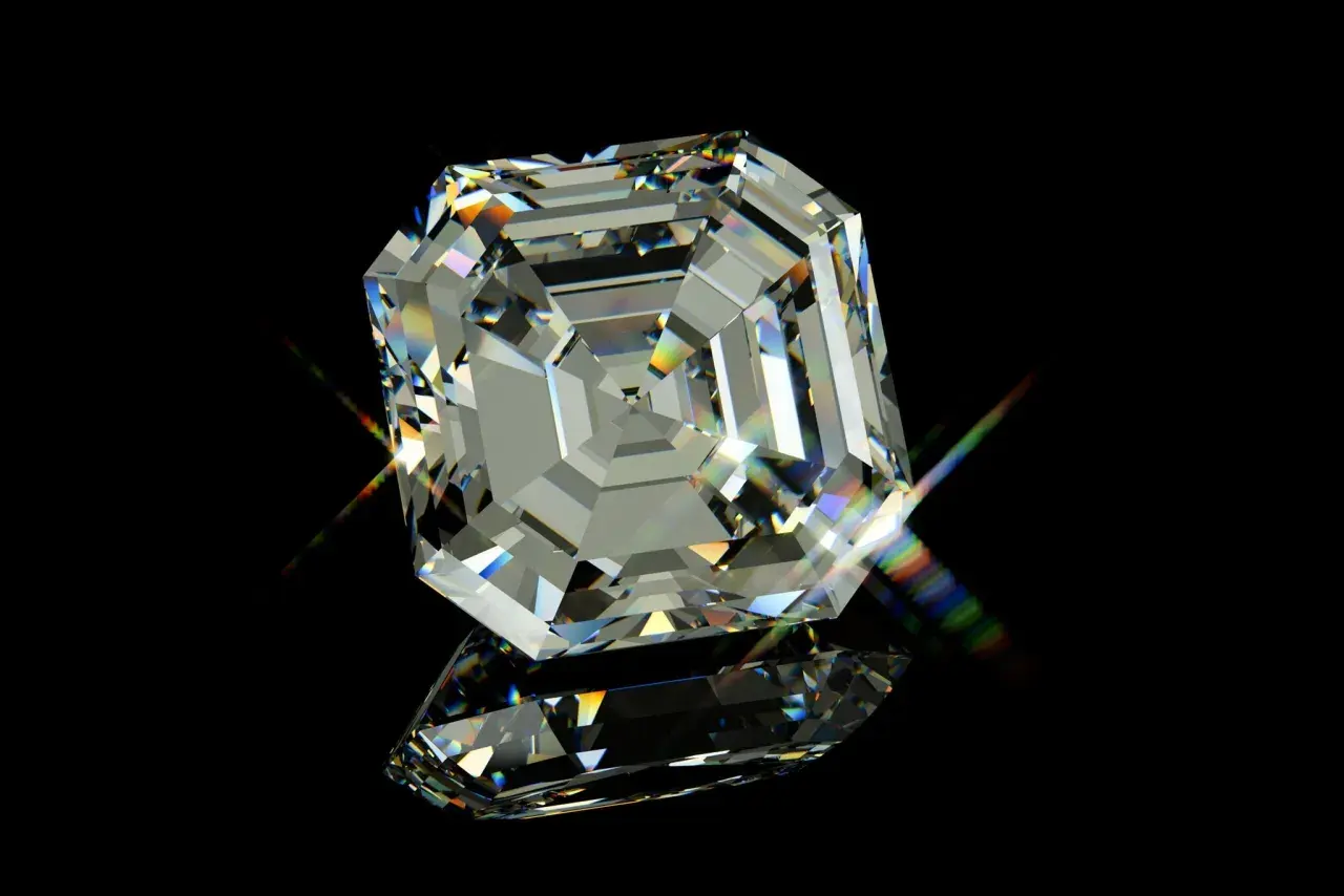 Ein glitzernder Diamant im Asscher Schliff, der auf schwarzem Hintergrund reflektiert und Regenbogenlicht bricht.