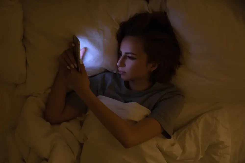 Wyłącz niebieskie światło w telefonie: Chroń wzrok i śpij lepiej!