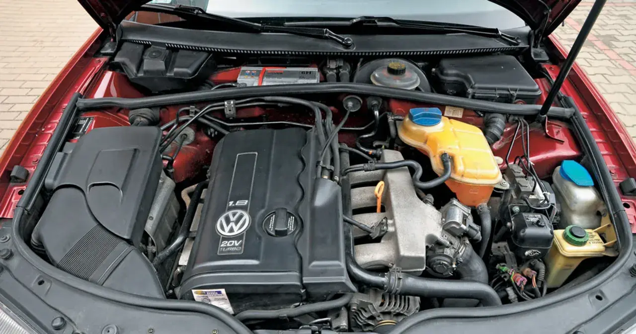 Silnik 1.8t Volkswagena z widocznym logo i oznaczeniem 20V TURBO. Widać elementy układu chłodzenia i dolot powietrza.